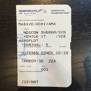 そもそも、この航空券に書いてある時間は、モスクワ時間だよね…？